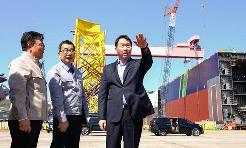 최태원(오른쪽)SK그룹 회장이 지난 14일 박경일(왼쪽) SK에코플랜트 사장, 이승철(가운데) SK오션플랜트 대표와 함께 경남 고성군 SK오션플랜트 해상풍력 하부구조물 생산현장을 둘러보고 있다.  SK에코플랜트 제공